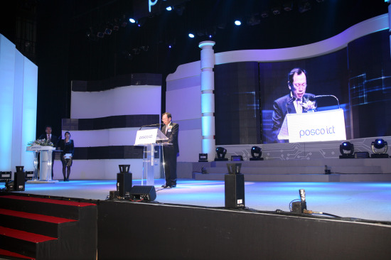 포스코ICT 출범식에서 인사말을 하고 있는 박한용 사장