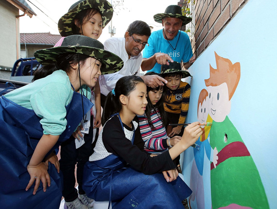 세계 최대 압연 알루미늄 생산 및 재활용 기업 노벨리스(대표 샤시 모드갈, 사진 위쪽 중앙)는 회사 임직원 및 가족 등과 함께 지난 17일 서울 후암동 삼광초등학교 벽화 그리기 봉사활동을 펼쳤다. 이번 봉사활동은 노벨리스가 매년 실시하는 봉사의 달을 맞아 지역사회에 의미 있는 변화를 주기 위해 진행된 행사로, 벽화 그리기를 통해 아이들의 등하굣길을 밝고 안전하게 밝혀 주기 위해 마련됐다.