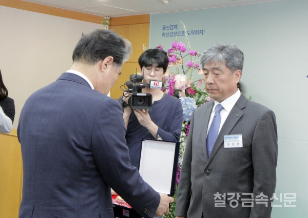 풍산 울산공장장을 맡고 있는 윤병제 전무(사진 우측)가 지난 3월 28일 열린 울산상공대상 시상식에서 경영대상을 수상했다.