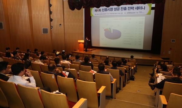 11일 포스코 P&S센터 아트홀에서 열린 제4회 신흥시장 성공 진출 전략 세미나에서 팜 칵 뚜엔  제트남 대사관 상무관은 베트남은 외국인 투에 우호적인 '오픈 마켓'이라고 설명했다.