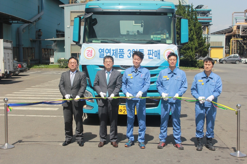 왼쪽부터 강석은 판매생산계획그룹장, 천성래 열연마케팅실장, 오형수 포항제철소장, 최용준 압연담당부소장, 이희근 선강담당부소장