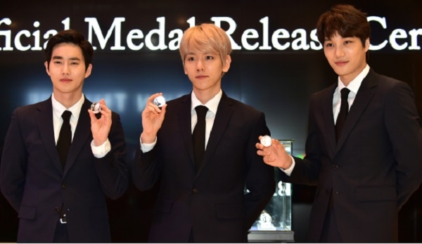 한국조폐공사는 4월 18일 코엑스 SM아티움에서 K-POP 스타 1호 ‘엑소 공식 기념메달’을 공개했다. 엑소 멤버인 수호, 백현, 카이(왼쪽부터)가 기념메달을 들고 사진촬영하고 있다. (사진=한국조폐공사)