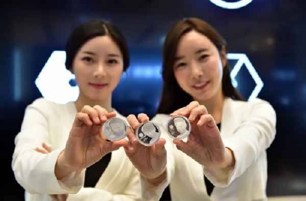 한국조폐공사는 4월 18일 코엑스 SM아티움에서 K-POP 스타 1호 ‘엑소 공식 기념메달’을 공개했다. (사진=한국조폐공사)
