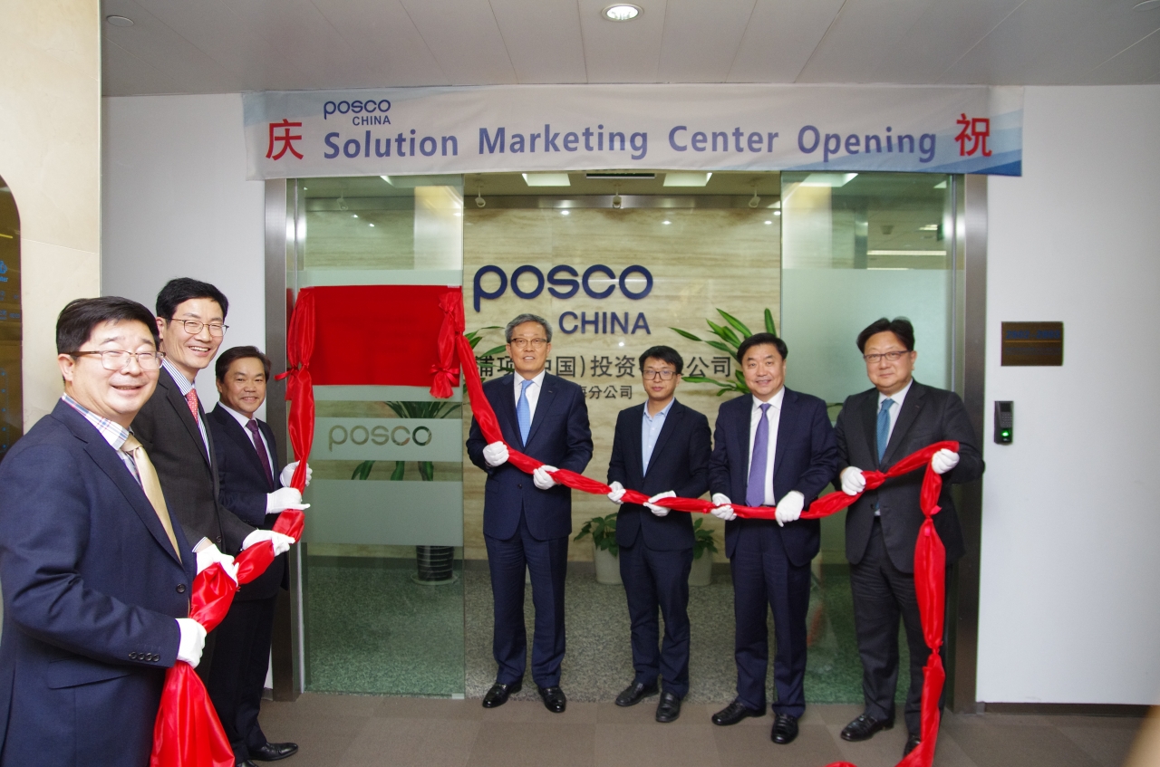 왼쪽부터 엄기천 POSCO-CSPC 통합가공센터 법인장, 오현석 포스코차이나 솔루션마케팅센터장, 이명기 포스세아 법인장, 정탁 철강사업본부장, 슈춘청(Shu Chun Cheng, 舒春成) 링파오(LeapMotor, 浙江零跑科技有限公司)사 구매총감, 주세돈 철강솔루션마케팅실장, 정창화 포스코차이나 대표법인장)