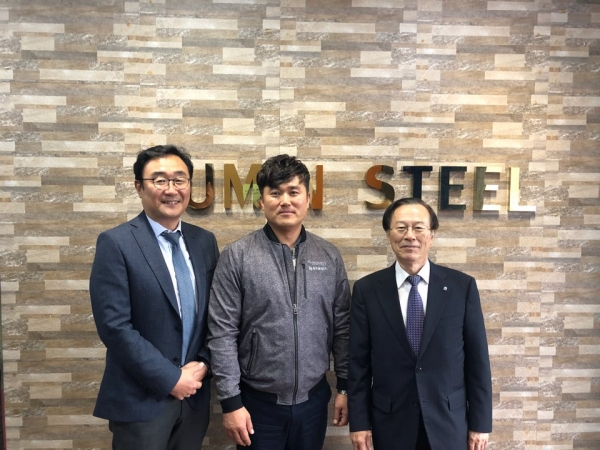 유민철강 박민식 대표(가운데), 철강금속신문 송재봉 사장(사진-오른쪽), 배장호 전무(사진-왼쪽)