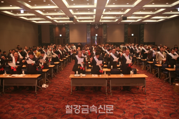 중소기업계가 당정이 발표한 납품단가 현실화 방안과 관련하여 최저임금 인상분 등을 납품단가에 반영할 필요가 있다고 주장했다. 사진은 지난 2월 한국주물공업협동조합이 제37회 정기총회에서 개최한 납품단가 정상화 결의대회. (사진=뿌리뉴스)