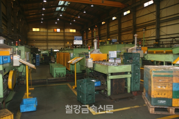 열처리업계에서 최저임금 인상 등에 대한 대응방안으로 자동화·스마트화·생산성향상 등이 거론되고 있다. 사진은 (주)서광열처리의 생산라인. (사진=철강금속신문)