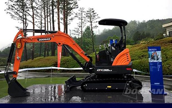 우승 부상인 두산인프라코어 미니 굴삭기 DX35Z-5 모델