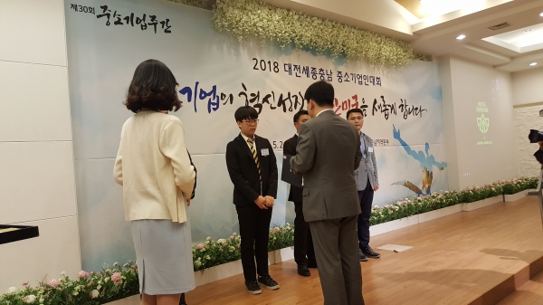 (주)영신특수강 박경수 기술영업이사가 ‘2018 중소기업인대회’에서 장관표창을 수상했다. 왼쪽에서 두 번째가 대리수상 중인 아들 박영민군. (사진=(주)영신특수강)