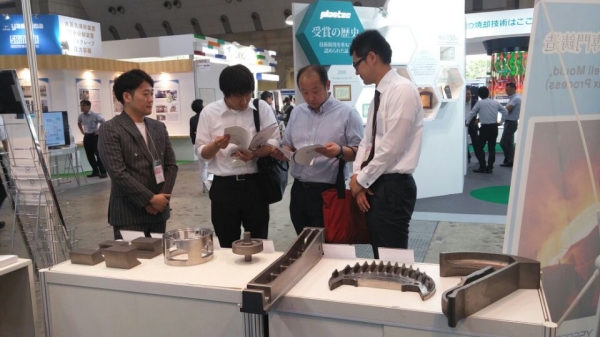 일본 동경 빅사이트에서 열린 ‘환경전’에 참가한 박경수 이사(사진 맨 왼쪽). (사진=(주)영신특수강)