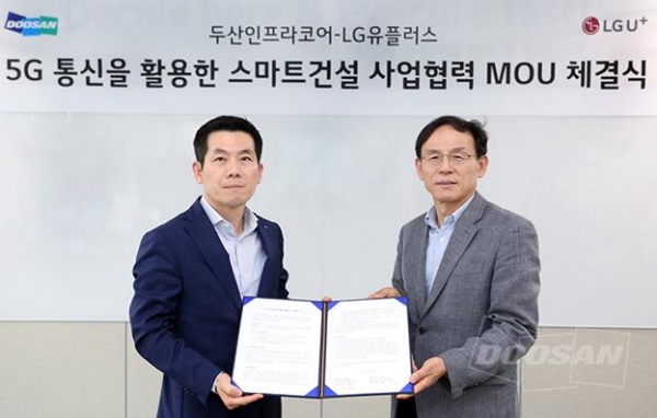 5G 기반의 무인자율 건설기계 개발 등 스마트건설 사업협력을 위해 두산인프라코어 안종선 Heavy BG장(부사장, 사진 왼쪽)과 LG유플러스 최주식 5G추진단장(부사장)이 양해각서를 체결하고 기념사진을 촬영하고 있다.