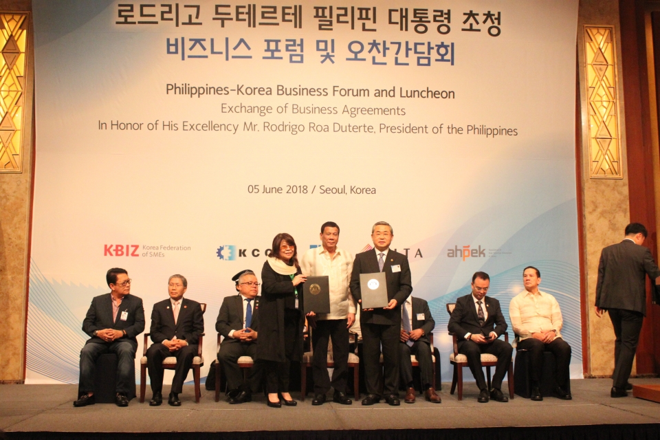 (왼쪽부터) 엘비 산체스 퀴아존 필리핀상공회의소 회장, 두테르테 필리핀 대통령, 신명진 한국수입협회 회장