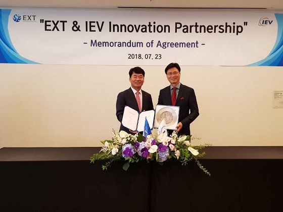 송기용 이엑스티 대표(사진 왼쪽)가 크리스토퍼 IEV 그룹 대표와 전략적 MOA를 체결하고 있다/사진제공=이엑스티