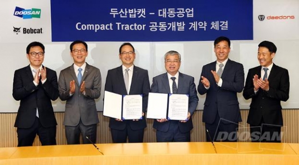 두산밥캣 스캇성철박 사장(사진 왼쪽에서 3번째)과 하창욱 대동공업 사장(사진 왼쪽에서 4번째)이 콤팩트 트랙터(Compact Tractor) 공동개발 계약을 체결하고 기념사진을 촬영하고 있다.