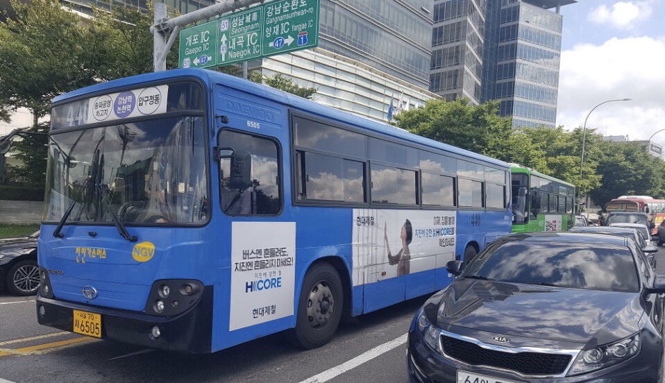 강남대로 지나는 현대제철 내진브랜드 H CORE 버스광고