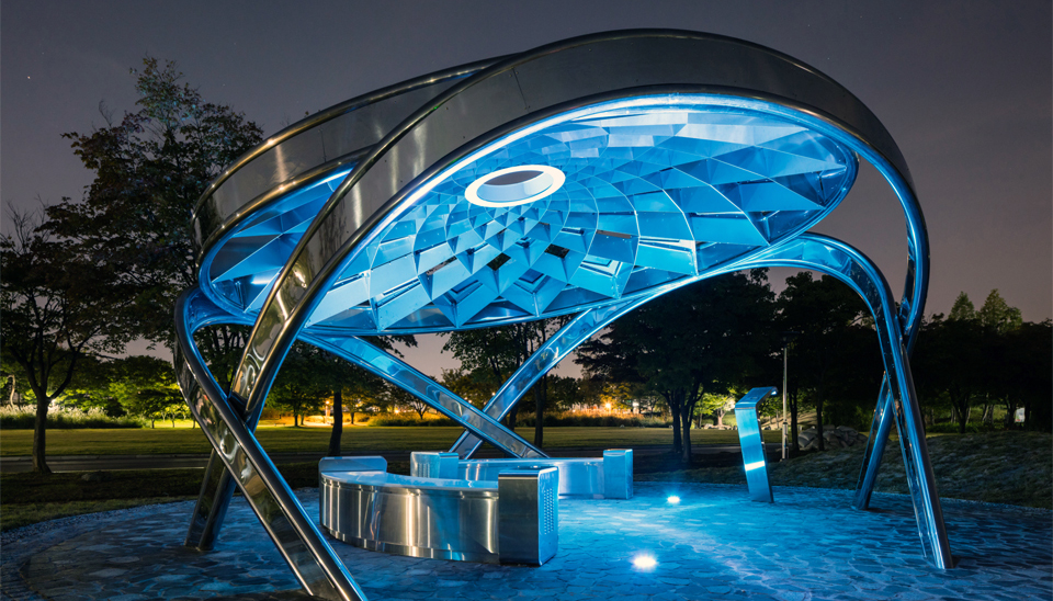 포스코가 선보인 ‘솔라파인’의 경관조명은 마포구의 대기질 데이터와 연동돼 미세먼지 농도에 따라 조명 색상이 바뀐다.