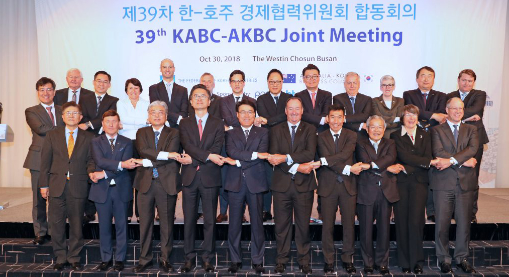30일 부산 웨스틴조선호텔에서 열린 ‘한·호 경제협력위원회 참석 인사들이 기념촬영을 하고 있다. (사진=전경련 제공)