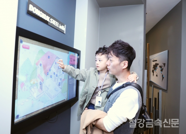 동국제강 임직원 가족들이 부산공장 내부와 냉연강판 생산라인을 견학하고 있는 모습/사진=동국제강