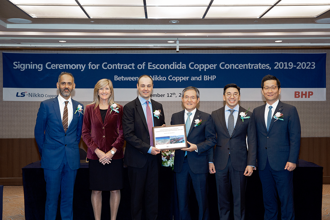 왼쪽 두 번째부터 BHP 비키 빈스 부사장, 다니엘 말척 사장, LS니꼬동제련 도석구 사장, 구본혁 부사장