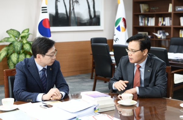 권평오 KOTRA 사장은 19일 창원에서 경남지역 수출기업 간담회를 개최하고, 경남 지역 위기산업의 수출애로를 긴급 점검했다. 간담회에 앞서 권평오 KOTRA 사장(오른쪽)이 김경수 경남도지사(왼쪽)와 환담을 나누고 있다. (사진=KOTRA)