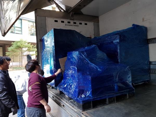 센트롤이 22일 일본 프로토 랩에 주조용 바인더 제트 3D프린터 ‘SENTROL Allution SB400’을 선적하고 있다. (사진=센트롤)