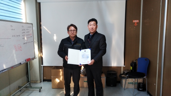 유환엔지니어링㈜의 뿌리기술전문기업 지정서 수여식. (사진=충북지방중소벤처기업청)