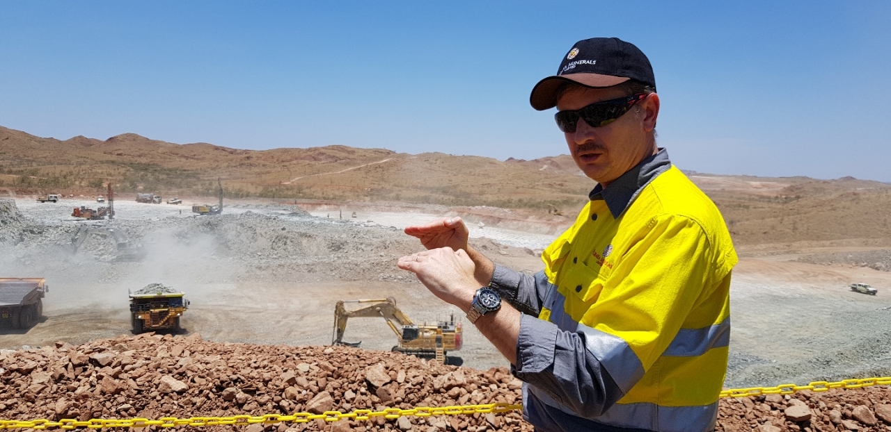 필버라 Ken Brinsden 사장이 채광 현장을 설명하고 있다.