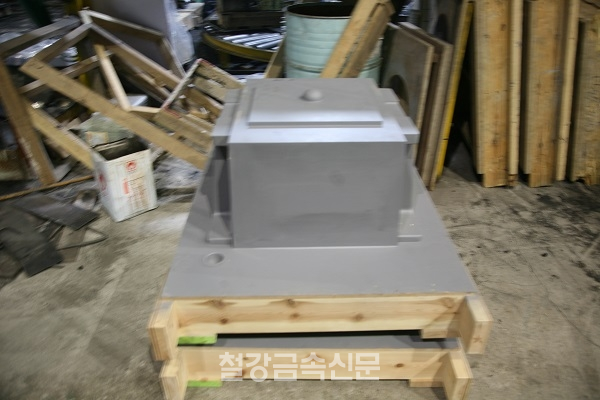 (주)영신특수강이 제작한 목형. 러시아산 목재를 수입해 목형을 제작 중이다. (사진=철강금속신문)