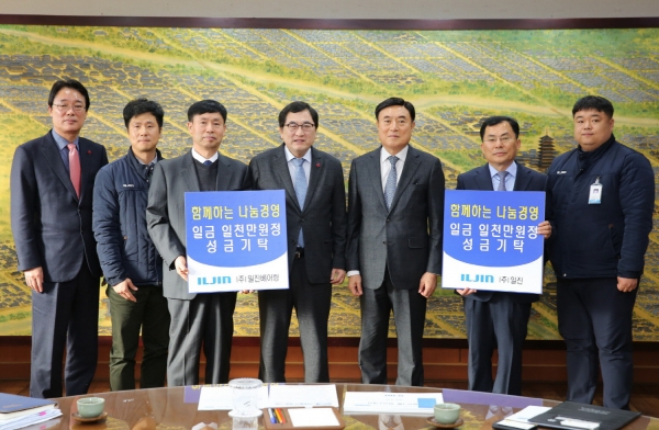 경주지역 자동차부품업체인 일진과 일진베어링 관계자들이 최근 경주시청을 찾아 주낙영 시장(가운데)에게 이웃돕기 성금 2,000만 원을 기탁한 후 기념촬영을 하고 있다.