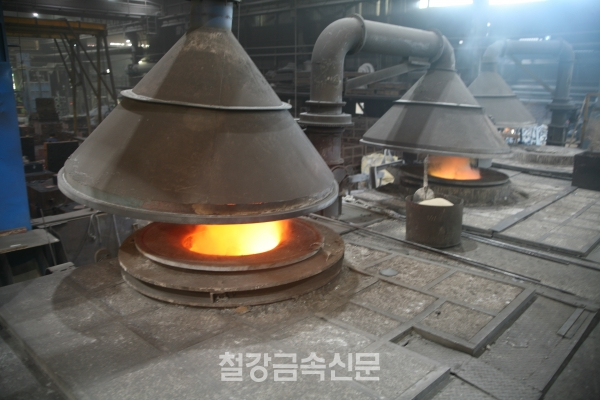 중소기업계는 뿌리산업 등 중소제조업을 위한 에너지 효율화 지원정책을 시급히 마련해야 한다고 지적한다. 사진은 고령군의 한 주물업체에서 가동 중인 전기로. (사진=철강금속신문)