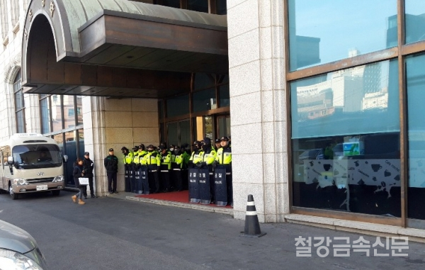 만일의 사태에 대비해 대기하고 있는 경찰