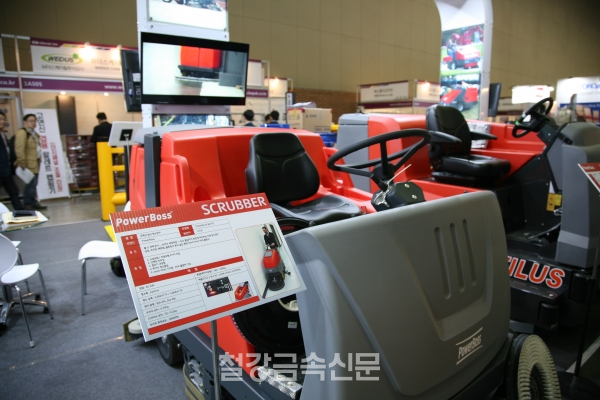 세계실업에서 취급하고 있는 청소장비는 사용방법과 목적에 따라 다양한 모델이 준비되어 있다 (사진제공=철강금속신문)