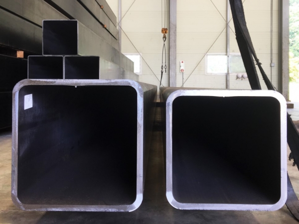 세한철강에 최근 입고된 BCR295 500x500x25mm, 550x550x25mm 제품. 강판의 두께에 의한 한계치로 기존의 롤성형방식으로 22mm까지 가능했으나 최근 25mm 두께 개발에 성공해 생산하고 있다. 현재 25mm 두께로 가능한 사이즈는 400x400x25mm, 450x450x25mm, 500x500x25mm, 550x550x25mm이다.