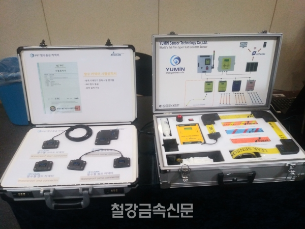 방수 커넥터(좌)와 4세대 및 5세대 필름형 누액감지센서(우). (사진=철강금속신문)