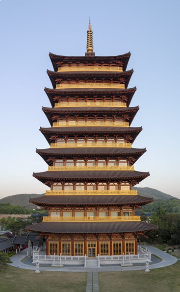 황룡원 중도타워. 황룡사 9층 목탑을 재현했다. (사진제공=황룡원)