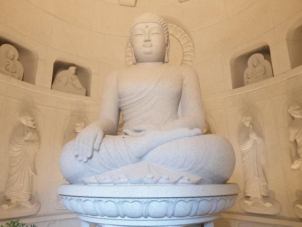 석불관. 석굴암을 실제 크기로 재현했으며 석굴암을 대신해 가까이서 참배하고 싶은 사람들에게 인기가 높다.