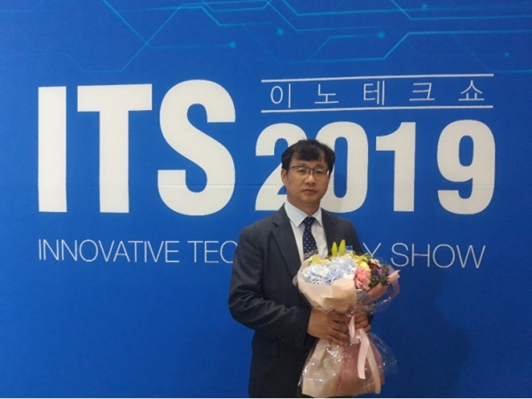 아주엠씨엠 정원창 대표가 제20회 중소기업기술혁신대전에서 재조혁신부문 우수기업 대통령표창을 수상하고 기념 촬영을 하고 있다. (사진=아주엠씨엠)