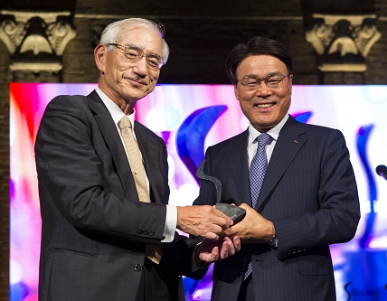 사진은 최정우 포스코 회장(사진 오른쪽)이 신도(Shindo) 세계철강협회 부회장(일본제철 회장)과 기념촬영을 하고 있는 장면