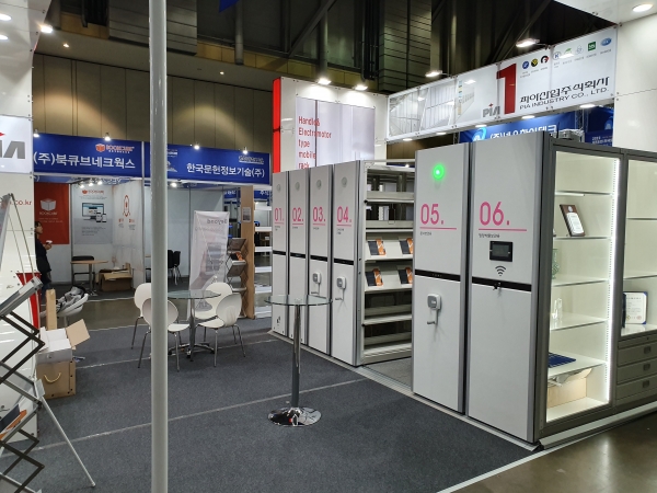 피아산업이 부산 벡스코에서 열리는 전국도서관대회에 참가해 모빌랙 신제품을 선보이고 있다. (사진=피아산업)