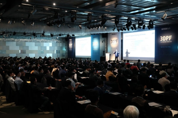 스트라타시스 3D프린팅 포럼 2019에서 발표하는 스트라타시스코리아 다니엘 톰슨 지사장. (사진=스트라타시스코리아)