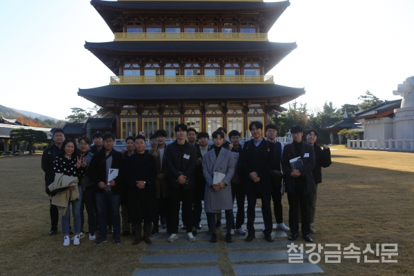 교육 참가자들이 황룡원 중도타워 앞에서 기념촬영을 가졌다.