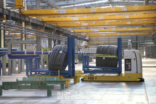 현대종합특수강 증평 공장은 무인 운반차 (Automated Guided Vehicle, AGV)가 공정 간 이송을 자동화했다.