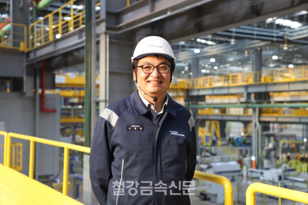 현대종합특수강 이재혁 증평 공장장이 연속로 설비의 강점을 설명하고 있다.