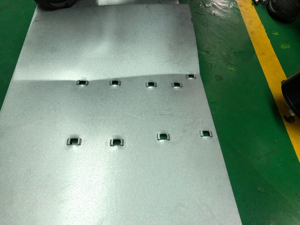 포터블 스트립 조이너를 이용해 철판을 연결한 모습(사진=대광인터내셔널)