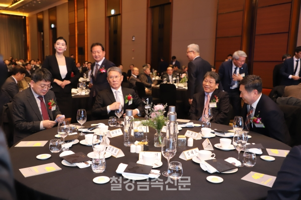 제19회 공작기계인의 날 행사에 참여한 주요 내빈들. 사진 왼쪽에서 두 번째가 권영두 공작기계산업협회장. (사진=철강금속신문)