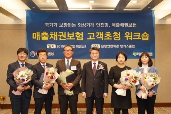 왼쪽에서 두 번째, 동진엠아이 이환호대표.