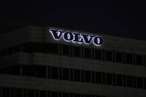 볼보그룹코리아는 서울에 위치한 볼보빌딩과 경남 창원의 생산공장 등 국내 전 사업장을 약 1시간 가량 소등하며 WWF의 2020년 어스아워 캠페인에 동참했다.  (사진=볼보그룹코리아)