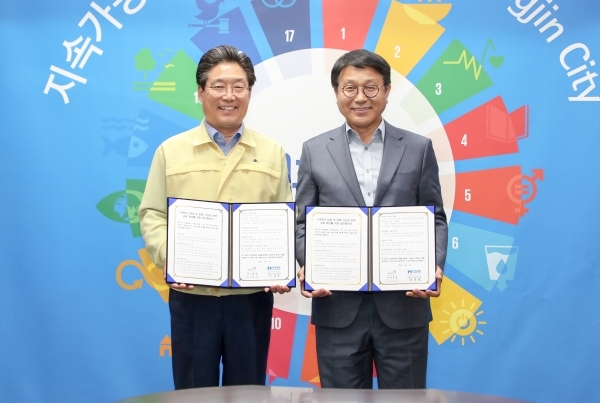 현대제철이 안동일 사장(오른쪽)이 참석한 가운데 당진시와 에너지산업 공동협력 업무협약 체결을 체결했다.