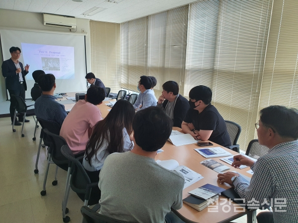 포스코 유흥식 선임연구원이 Pos-H(Built up H형강) 설계를 주제로 교육을 진행하고 있다/사진=한국철강협회