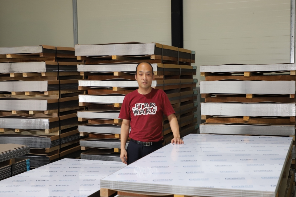 대원강재상사 장성옥 대표가 회사 대표 강종인 STS 420J2를 소개하고 있다.